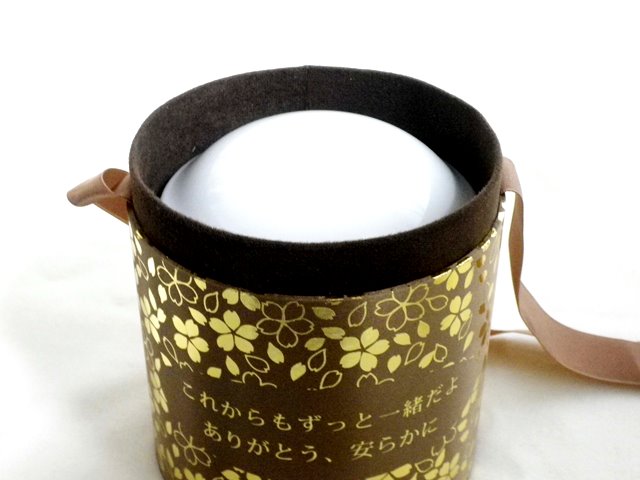 画像: 上質な紙製骨壺「ダマスク柄」　小　シルク調　3~3.5寸用　 日本製