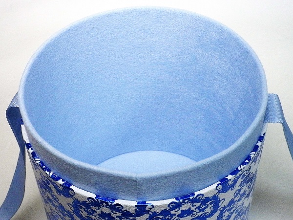 画像: 上質な紙製骨壺「ダマスク柄」ホワイトレザー調　小　3〜3.5寸用　 日本製